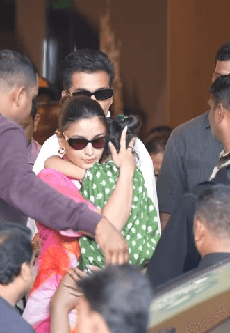 एयरपोर्ट पर बेटी राहा का चेहरा छुपाती नजर आईं आलिया भट्ट, फैंस ने पूछे सवाल