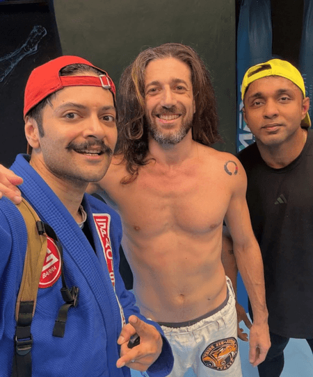 'रक्त ब्रह्मांड' के लिए खूब पसीना बहा रहे अली फजल, इटली के एमएमए फाइटर से सीख रहे मार्शल आर्ट