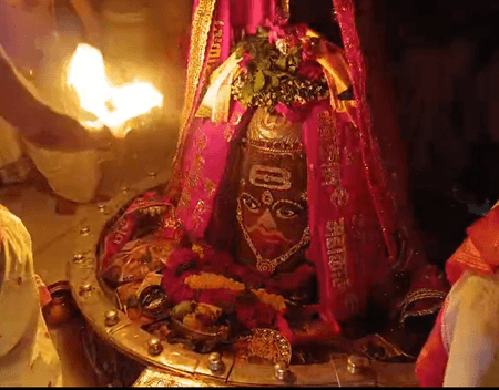 श्री महाकालेश्वर मंदिर में भस्म आरती के दौरान उमड़ा श्रद्धालुओं का सैलाब