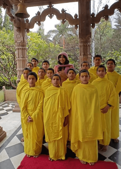 गुप्त नवरात्रि पर मृत्युंजय मंदिर पहुंची अदा शर्मा, वैदिक छात्रों संग किया महिषासुरमर्दिनी स्तोत्र का पाठ