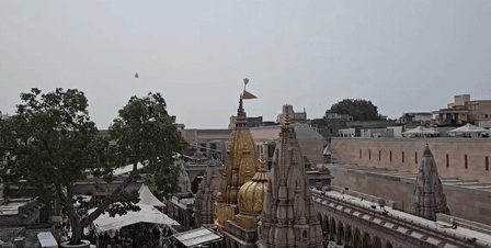 सावन शिवरात्रि: सीएम योगी आदित्यनाथ के निर्देश पर वाराणसी में श्रद्धालुओं पर की गई पुष्पवर्षा