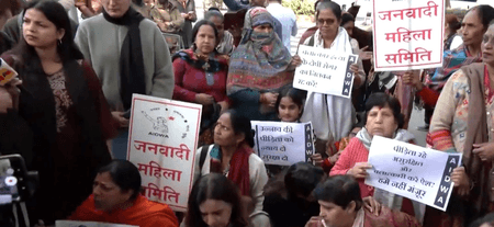 कुलदीप सेंगर की जमानत के विरोध में महिलाओं ने दिल्ली हाईकोर्ट के बाहर किया प्रदर्शन