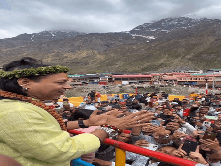 बद्रीनाथ धाम में कैलाश खेर ने छेड़े भक्ति के सुर, झूम उठे श्रद्धालु