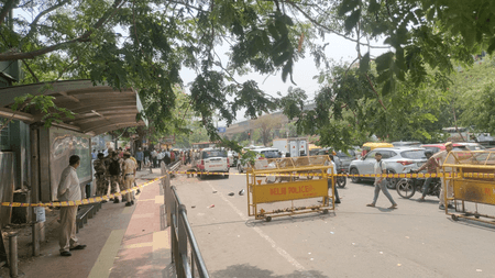 दिल्ली : छतरपुर मेट्रो स्टेशन के पास कार सवार व्यक्ति पर फायरिंग, पुलिस ने शुरू की जांच