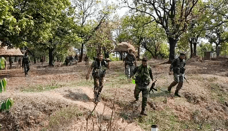 छत्तीसगढ़: बीजापुर में 9 नक्सलियों ने किया आत्मसमर्पण, मुठभेड़ में 1 माओवादी ढेर