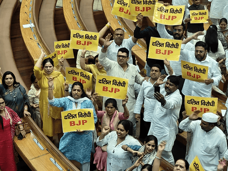 'आप' पार्षदों का एमसीडी सदन में प्रदर्शन, भाजपा पर दलितों का हक छीनने का लगाया आरोप