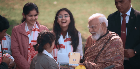 'चाय वाले को चाय', 'परीक्षा पे चर्चा' कार्यक्रम में छात्रों ने दिए प्रधानमंत्री मोदी को खास गिफ्ट