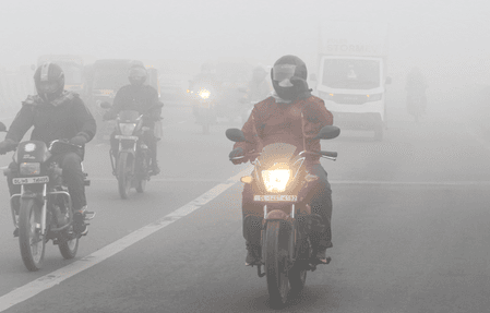 कोहरे, कड़ाके की ठंड और जहरीली हवा से जूझ रहा एनसीआर, जनजीवन बेहाल