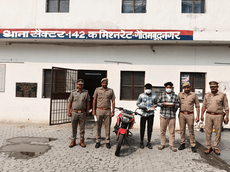 नोएडा में वाहन चोर गिरोह का भंडाफोड़, दो शातिर गिरफ्तार, अवैध हथियार बरामद