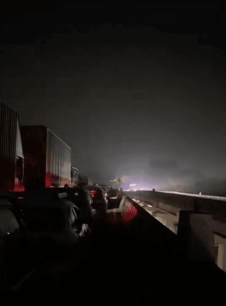 मुंबई-पुणे एक्सप्रेसवे पर गैस टैंकर दुर्घटनाग्रस्त, 12 घंटे से अधिक समय तक ट्रैफिक बंद