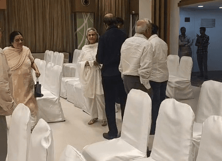 आनंद सागर की प्रेयर मीट में पहुंचे सितारे, जया बच्चन से लेकर सोनू निगम तक ने जताया शोक