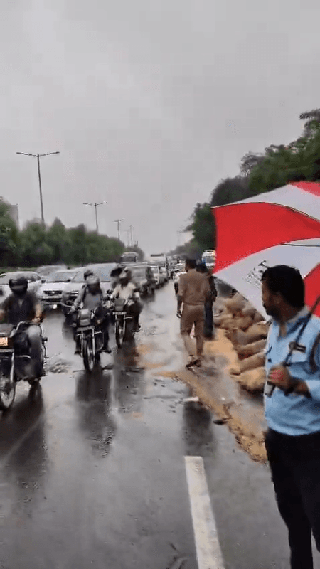 नोएडा-ग्रेटर नोएडा एक्सप्रेसवे पर गेहूं से लदा ट्रक पलटा, भीषण जाम