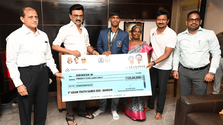 तमिलनाडु: मुख्यमंत्री एम के स्टालिन ने 'एशियाई युवा खेलों' के स्वर्ण पदक विजेताओं को 25-25 लाख का चेक सौंपा