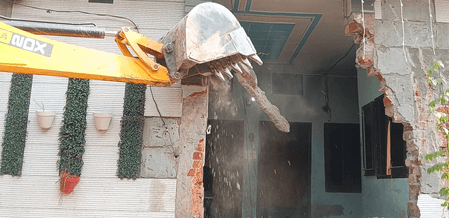 मोगा पुलिस ने तीन ड्रग तस्करों के अवैध कब्जों पर चलाया बुलडोजर, पंचायत की जमीन मुक्त कराई