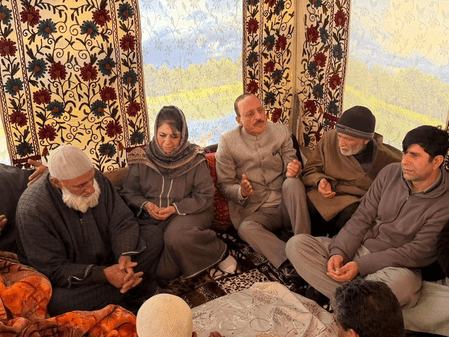 नौगाम विस्फोट में जान गंवाने वाले इंस्पेक्टर शाह असरार-उल-हक के परिजनों से मिलीं महबूबा मुफ्ती