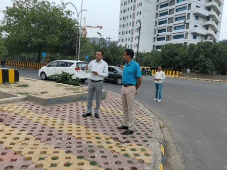 नोएडा : सड़क, स्टेडियम और सोसायटियों में मिली लापरवाही, अवर अभियंता और स्वास्थ्य निरीक्षक का वेतन रोकने के निर्देश