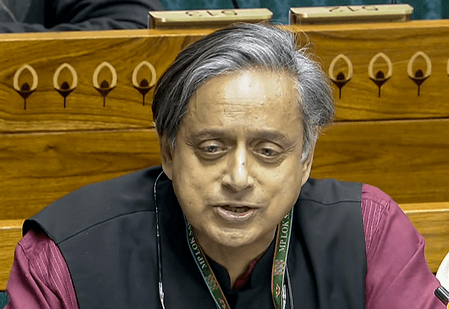 नागरिक उड्डयन मंत्रालय के 97 प्रतिशत शिकायतें सुलझाने के दावे पर शशि थरूर ने उठाए सवाल