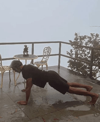 मॉनसून में खुली छत पर मिलिंद सोमन ने किए पुश-अप्स, बोले- ‘जय बजरंगबली’