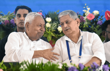 बिहार: शपथ ग्रहण समारोह से पहले ललन सिंह और संजय झा दिल्ली पहुंचे, सियासी हलचल तेज