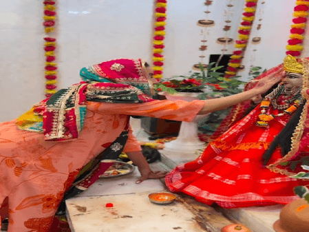 महाअष्टमी पर अक्षरा सिंह ने किया माता रानी का शृंगार, पान अर्पित कर लिया आशीर्वाद