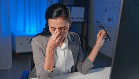 दिनभर के काम के बाद थक गई हैं आंखें, इन आयुर्वेदिक नुस्खों से पाएं आराम