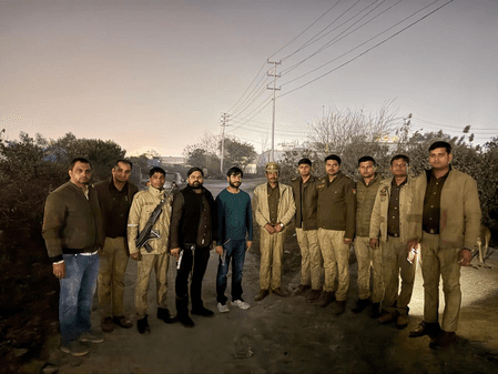 ग्रेटर नोएडा : पुलिस मुठभेड़, शातिर बदमाश घायल, भारी मात्रा में चोरी का सामान और हथियार बरामद