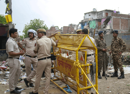 दिल्ली में डबल मर्डर से दहशत, मां-बेटे की घर में घुसकर हत्या