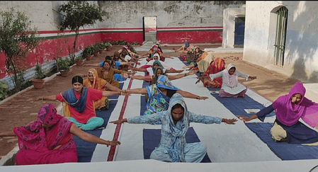 शाहजहांपुर जेल में योग दिवस पर सजी 'संवेदना और संकल्प' की तस्वीर, बंदियों ने साधा मन-तन का संतुलन