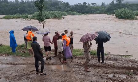 हिमाचल : हमीरपुर में बारिश से जनजीवन अस्त-व्यस्त, दर्जनों सड़कें बंद, शिक्षण संस्थानों में छुट्टी