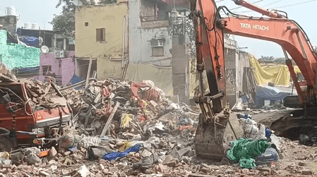 दिल्ली के आजाद मार्केट में तीन मंजिला इमारत ढही, 46 वर्षीय व्यक्ति की मौत