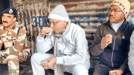 उत्तराखंड: मुख्यमंत्री पुष्कर सिंह धामी ने आईटीबीपी जवानों और स्थानीय लोगों के साथ उठाया चाय का लुत्फ