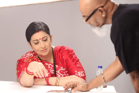 स्मृति ईरानी ने सिनेमैटोग्राफर दीपक मालवणकर को बताया 'पर्दे के पीछे का हीरो'