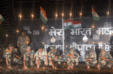 जैसलमेर: भारत-पाक सीमा पर मनाई गई दीपावली, बीएसएफ ने दिया सुरक्षा का संदेश
