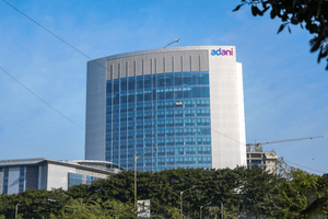 बैंक ऑफ अमेरिका ने अदाणी ग्रुप की कवरेज शुरू की, 'ओवरवेट' की दी रेटिंग