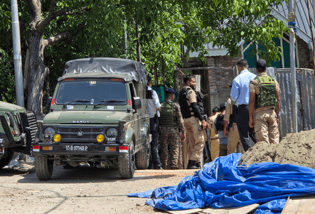 जम्मू-कश्मीर के किश्तवाड़ में आतंकवाद विरोधी अभियान, पुंछ में हथियार बरामद