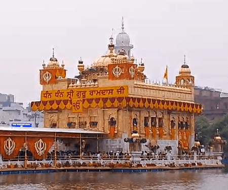 श्री गुरु ग्रंथ साहिब के प्रकाश पर्व पर श्री हरमंदिर साहिब पर श्रद्धालुओं का तांता लगा