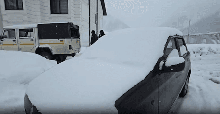 जम्मू-कश्मीर में बारिश और बर्फबारी जारी, श्रीनगर-लेह और मुगल रोड बंद