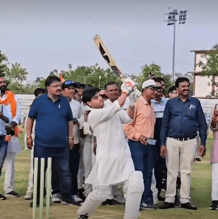 माधवराव सिंधिया स्टेडियम में केंद्रीय मंत्री सिंधिया का स्पोर्ट्स लुक, क्रिकेट-बैडमिंटन में बच्चों संग दिखा जोश