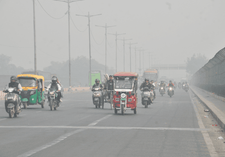 दिल्ली-एनसीआर में एक्यूआई 450 के पार, लोगों का सांस लेना दूभर