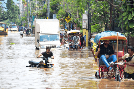 गुवाहाटी में भारी बारिश और जलभराव की स्थिति पर उच्चस्तरीय समीक्षा, राहत कार्य तेज करने के निर्देश