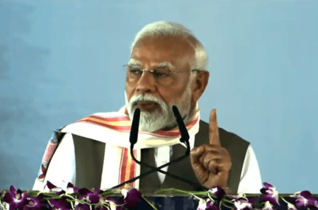 आतंक का फन अगर उठा तो भारत उसे बिल से खींचकर कुचल देगा : पीएम मोदी