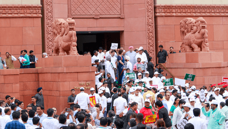 चुनाव आयोग के खिलाफ इंडिया ब्लॉक का मार्च, सांसद बोले- देश पूछ रहा लोकतंत्र के नाम पर ये क्या हो रहा है?