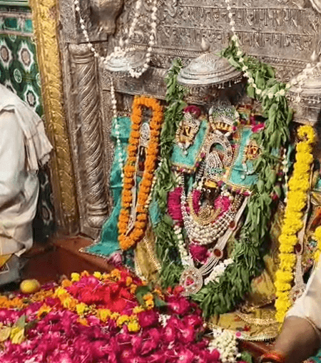 प्रयागराज: शीतला अष्टमी पर मां कल्याणी देवी मंदिर में श्रद्धालुओं की लगी कतार
