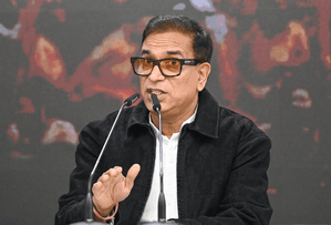 एनडीए का आंतरिक कलह शर्मनाक, सिर्फ सत्ता के लिए दिखाई जा रही एकजुटता : अभय दुबे