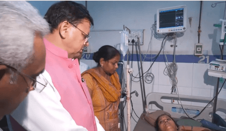 मनसा देवी मंदिर भगदड़ हादसा : सीएम धामी ने घायलों से की मुलाकात, जाना हालचाल