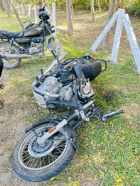 ग्रेटर नोएडा में भीषण सड़क हादसा: पानी टैंकर से टकराई बुलेट, तीन छात्रों की मौत