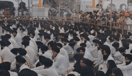 अमृतसर : जख्मी श्री गुरु ग्रंथ साहिब के स्वरूप के दर्शन शुरू, सिख संगत में श्रद्धा का माहौल