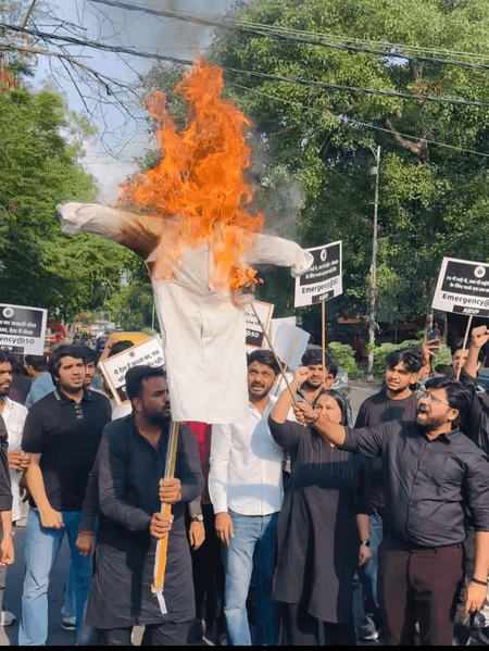 आपातकाल के 50 वर्ष पूर्ण होने पर अभाविप ने दिल्ली विश्वविद्यालय में किया पुतला दहन