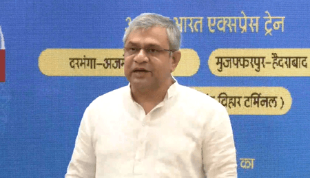 दिल्ली : रेल मंत्री ने 7 ट्रेनों को दिखाई हरी झंडी, छठ पूजा को लेकर किया बड़ा ऐलान