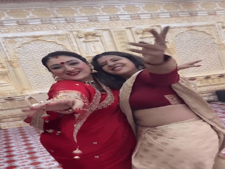 सुनीता आहूजा पर चढ़ा नवरात्रि का रंग, पंडाल में किया जमकर गरबा